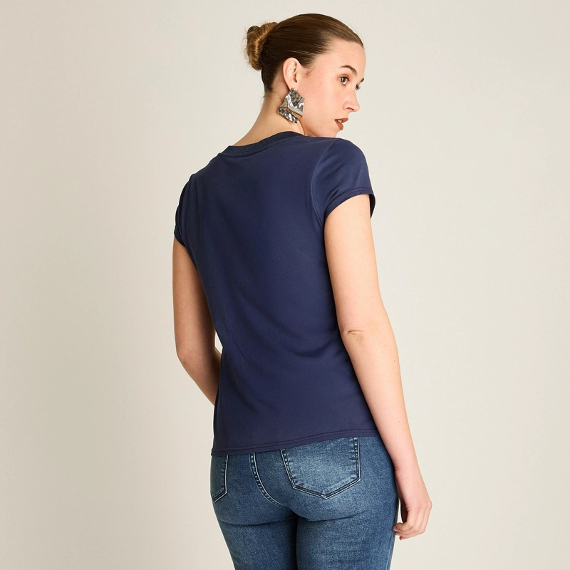 POLERA INDIGO MIX FABRIC CON PRINT FRONTAL Y CUELLO EN LUREX - 2