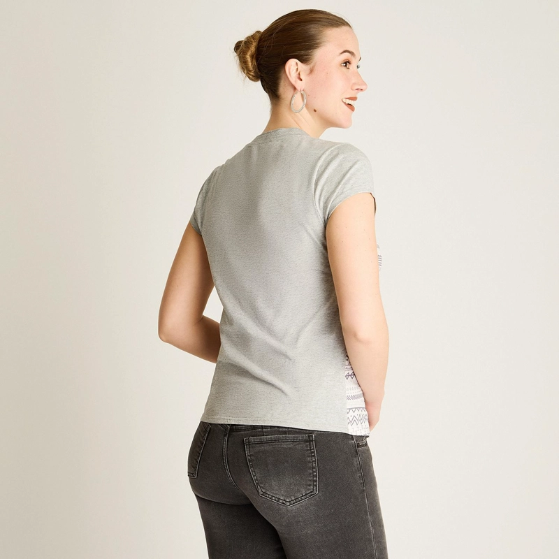 POLERA GRIS MIX FABRIC CON PRINT FRONTAL Y CUELLO CON LUREX - 2