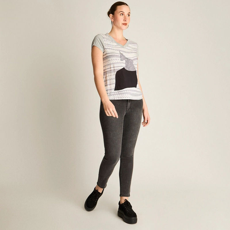 POLERA GRIS MIX FABRIC CON PRINT FRONTAL Y CUELLO CON LUREX - 4