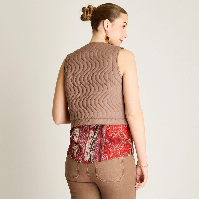 CHAQUETA TAUPE SIN MANGAS CON DISEÑO QUILT - 2