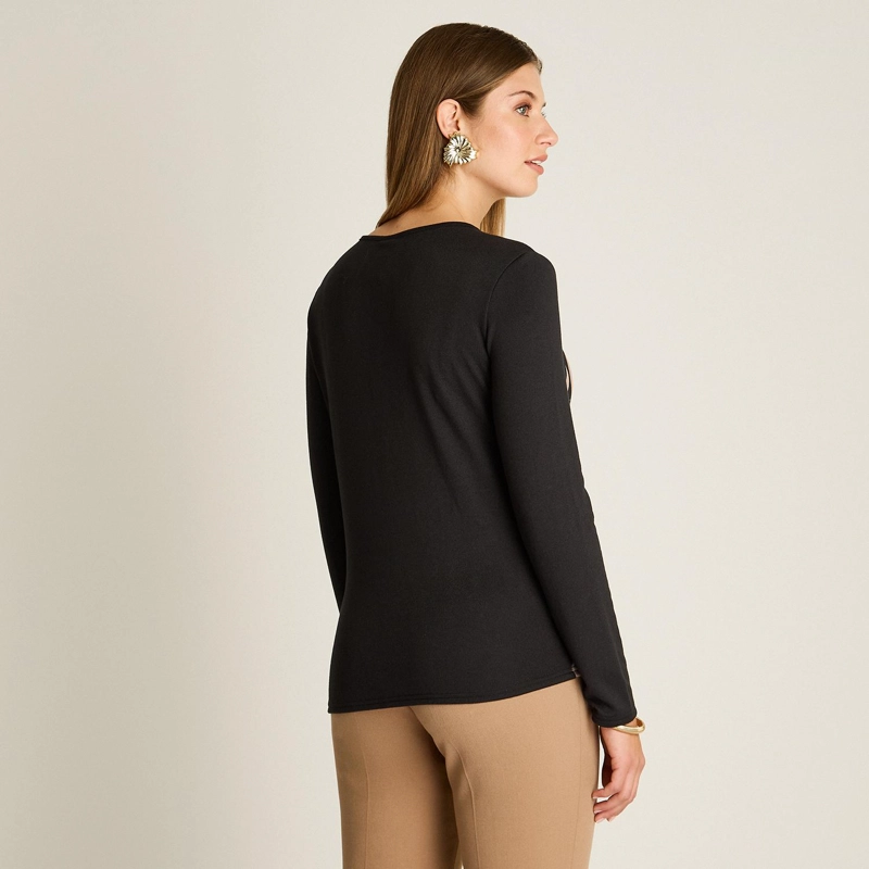 POLERA LANILLA NEGRA ESTAMPADA ESCOTE V - 2
