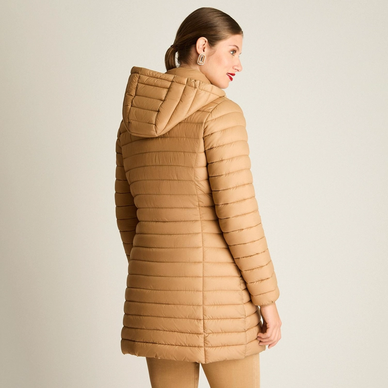 PARKA LARGA CAMEL CON DISEÑO QUILTED Y GORRO DESMONTABLE - 2