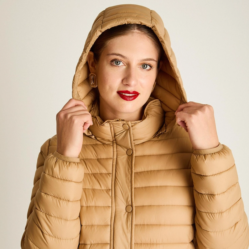 PARKA LARGA CAMEL CON DISEÑO QUILTED Y GORRO DESMONTABLE - 3