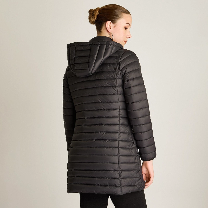 PARKA LARGA NEGRA CON DISEÑO QUILTED Y GORRO DESMONTABLE - 2