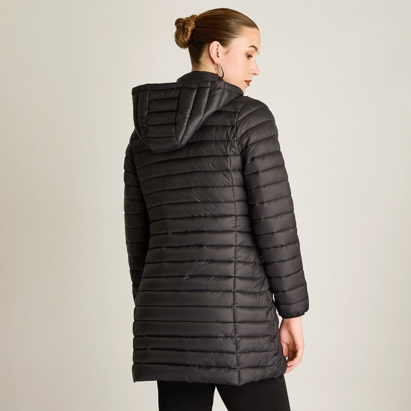 PARKA LARGA NEGRA CON DISEÑO QUILTED Y GORRO DESMONTABLE - 2