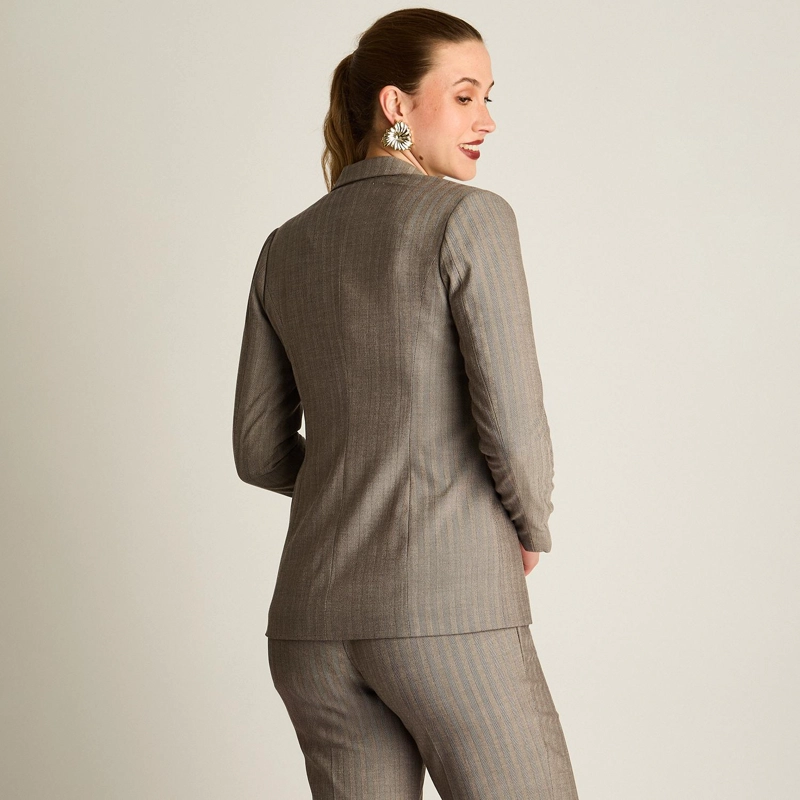 BLAZER GRIS CLASICO CON BOLSILLOS Y SOLAPA - 2