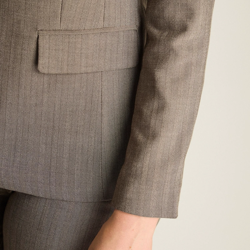 BLAZER GRIS CLASICO CON BOLSILLOS Y SOLAPA - 3
