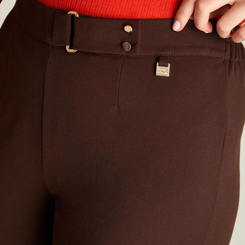 PANTALON CAFE  BASICO RECTO CON PRETINA ELASTICADA - 3