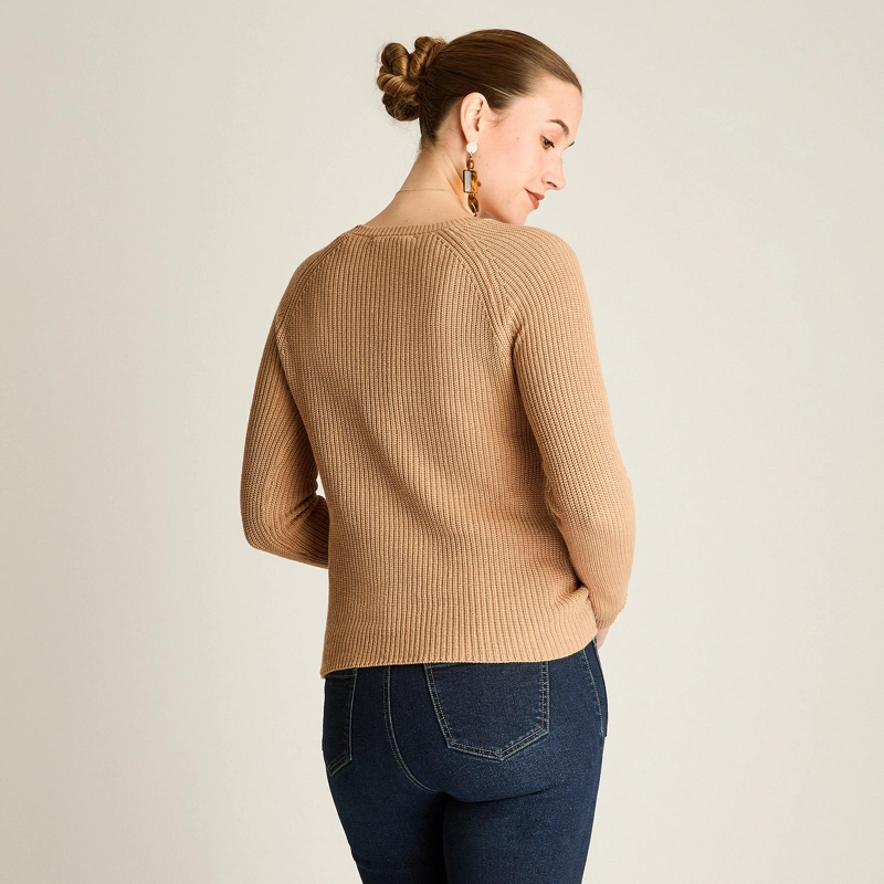 SWEATER CAMEL ESCOTE V CON CORTES DELANTEROS - 2
