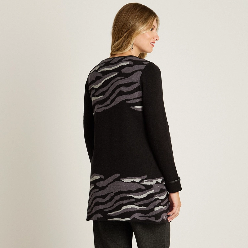 TAPADO NEGRO CON ESTAMPADO ANIMAL PRINT Y DETALLES DE PEDRERIA EN TEJIDO - 2