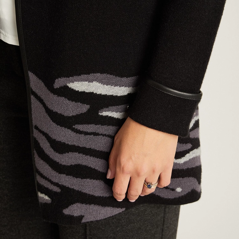 TAPADO NEGRO CON ESTAMPADO ANIMAL PRINT Y DETALLES DE PEDRERIA EN TEJIDO - 3