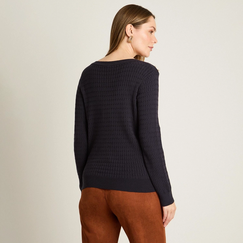 SWEATER AZUL MARINO CON TRENZADO EN RELIEVE Y BOTONES DORADOS EN HOMBRO - 2