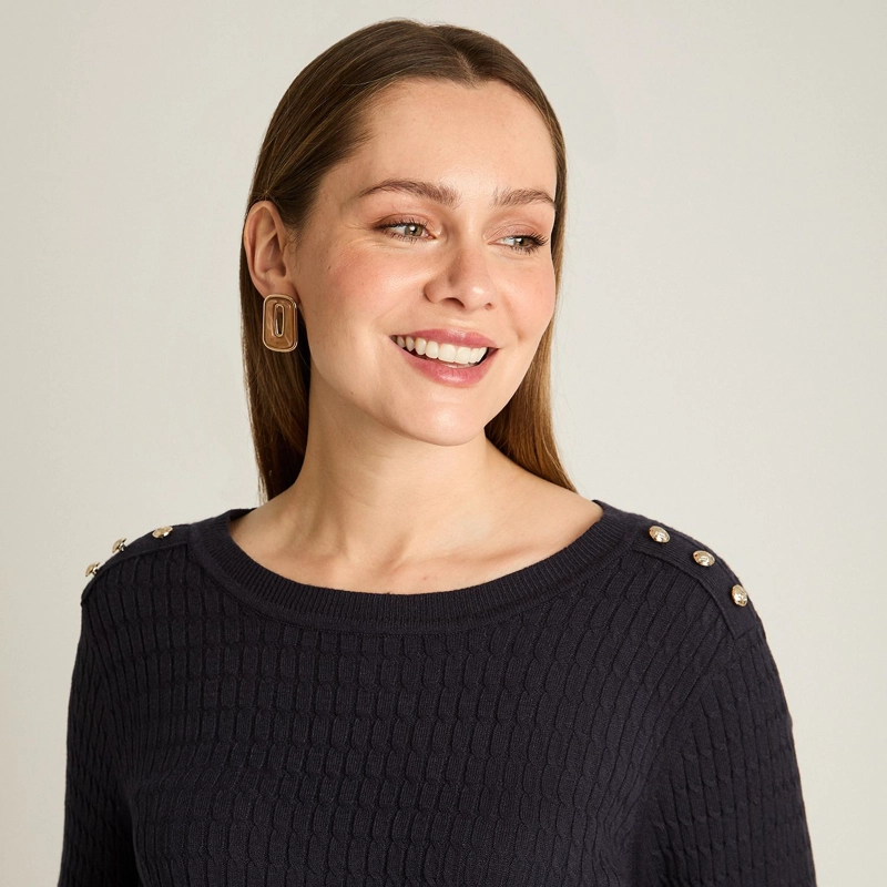 SWEATER AZUL MARINO CON TRENZADO EN RELIEVE Y BOTONES DORADOS EN HOMBRO - 3