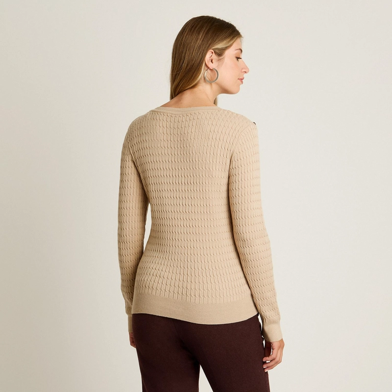 SWEATER BEIGE CON TRENZADO EN RELIEVE Y BOTONES PLATEADOS EN HOMBRO - 2