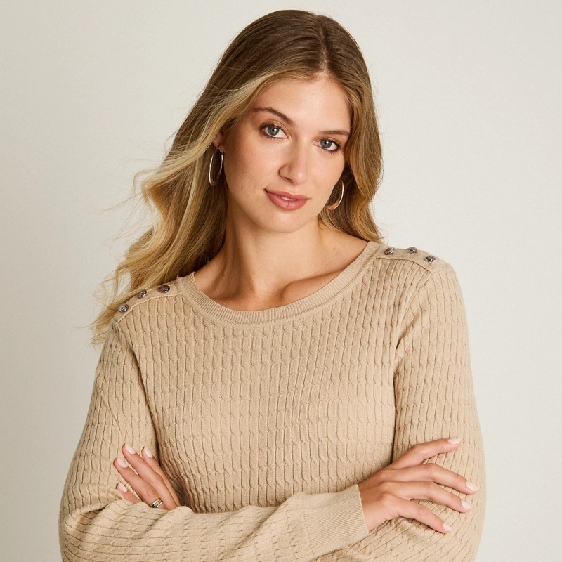 SWEATER BEIGE CON TRENZADO EN RELIEVE Y BOTONES PLATEADOS EN HOMBRO - 3