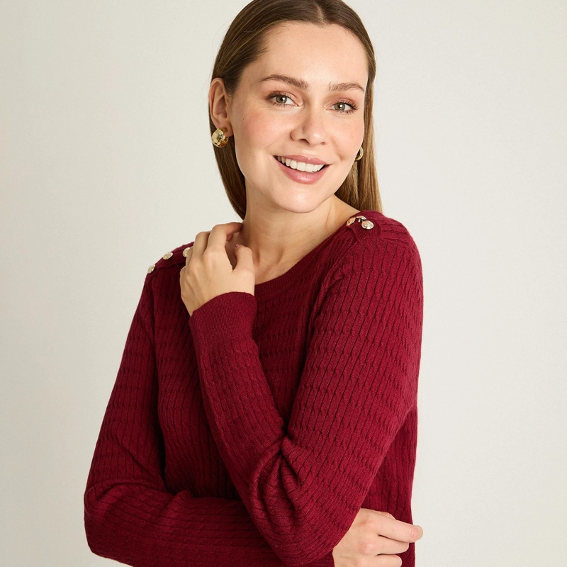 SWEATER ROJO CON TRENZADO EN RELIEVE Y BOTONES DORADOS EN HOMBRO - 3