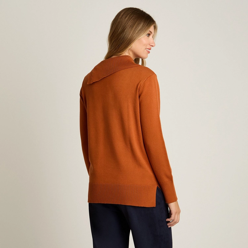 SWEATER TERRACOTA CON CUELLO ASIME TRICO Y BOTONES DORADOS EN TEJIDO - 2