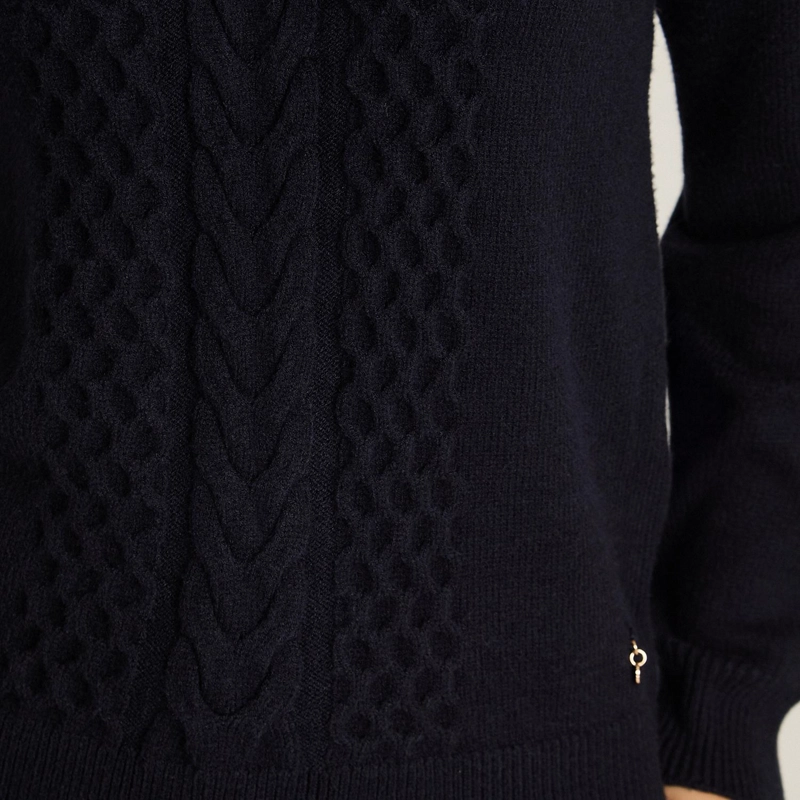 SWEATER AZUL MARINO CON TRENZADO EN RELIEVE EN TEJIDO - 3