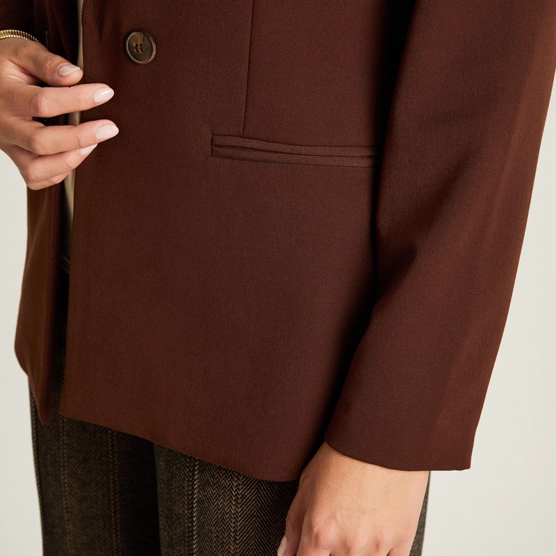 BLAZER CAFE CON DOBLE BOTON EN TELA PLANA - 3