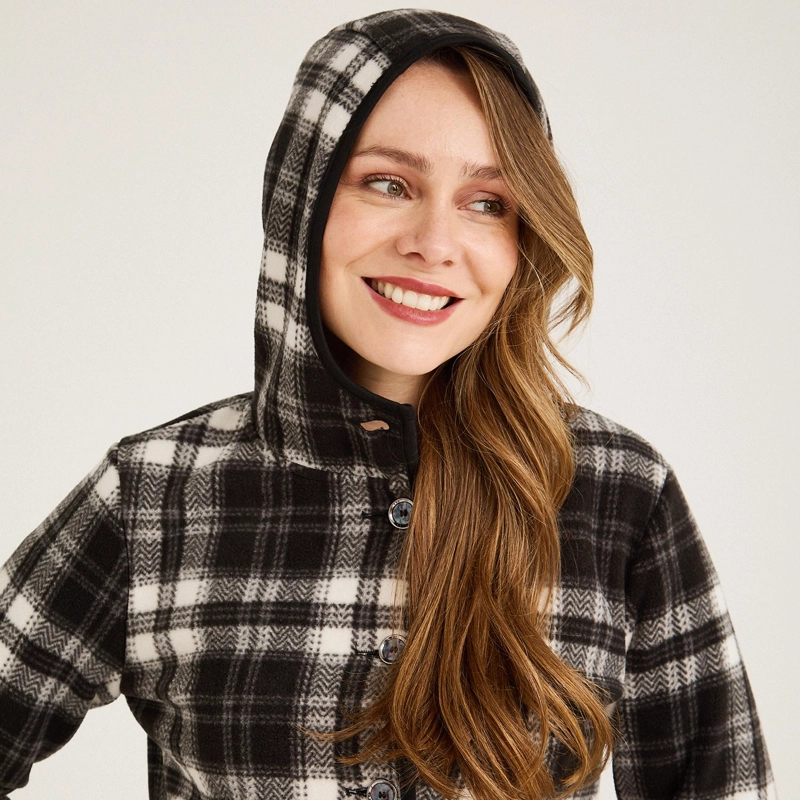 POLERON POLAR NEGRO CON ESTAMPADO A CUADROS BOTONES Y GORRO - 3