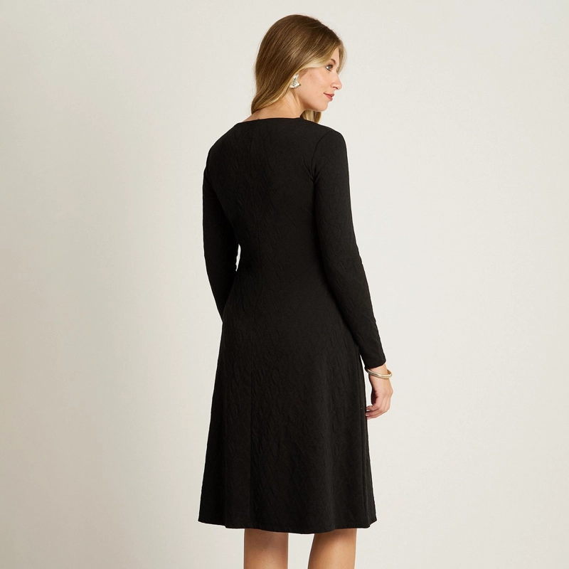 VESTIDO MIDI NEGRO EN LANILLA CON ESCOTE EN V Y DETALLE DORADO - 2