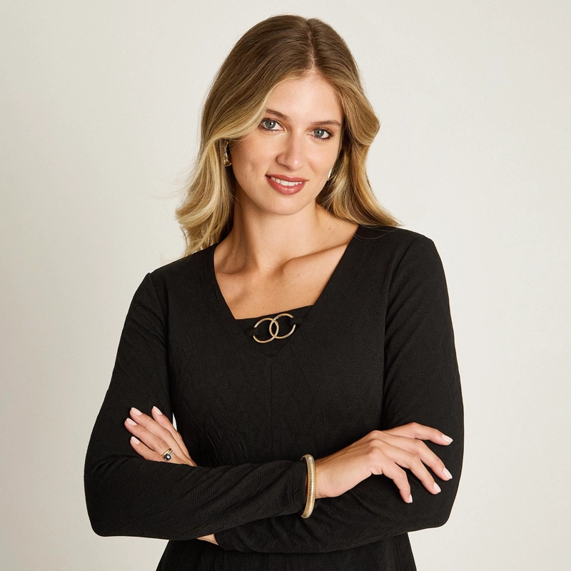 VESTIDO MIDI NEGRO EN LANILLA CON ESCOTE EN V Y DETALLE DORADO - 3