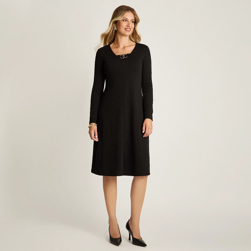 VESTIDO MIDI NEGRO EN LANILLA CON ESCOTE EN V Y DETALLE DORADO - 4
