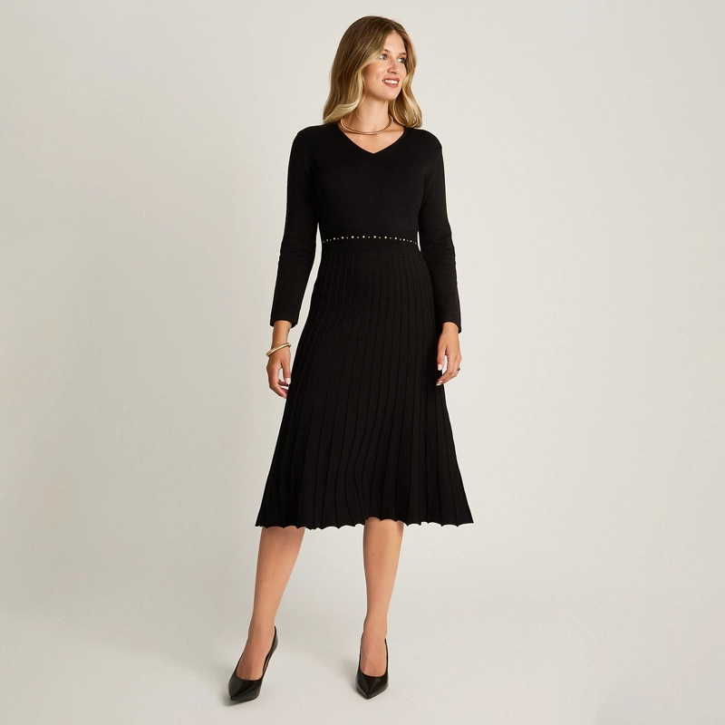 VESTIDO TEJIDO NEGRO MIDI CON FALDA PLISADA Y TACHAS - 4