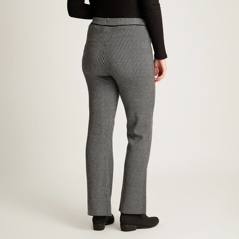 PANTALON GRIS CON ESTAMPADO GEOME TRICO CLASICO CORTE FLARE EN TEJIDO - 2