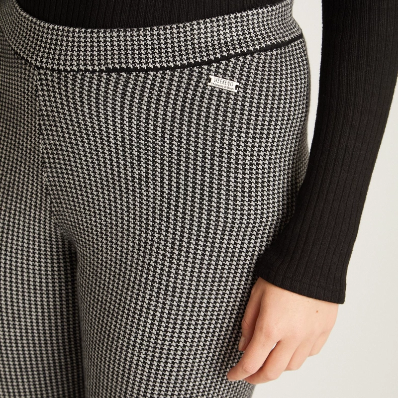 PANTALON GRIS CON ESTAMPADO GEOME TRICO CLASICO CORTE FLARE EN TEJIDO - 3