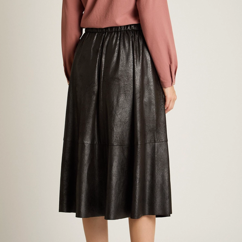 FALDA MIDI NEGRA EN SUEDE CON APLICACIONES METALICAS - 2