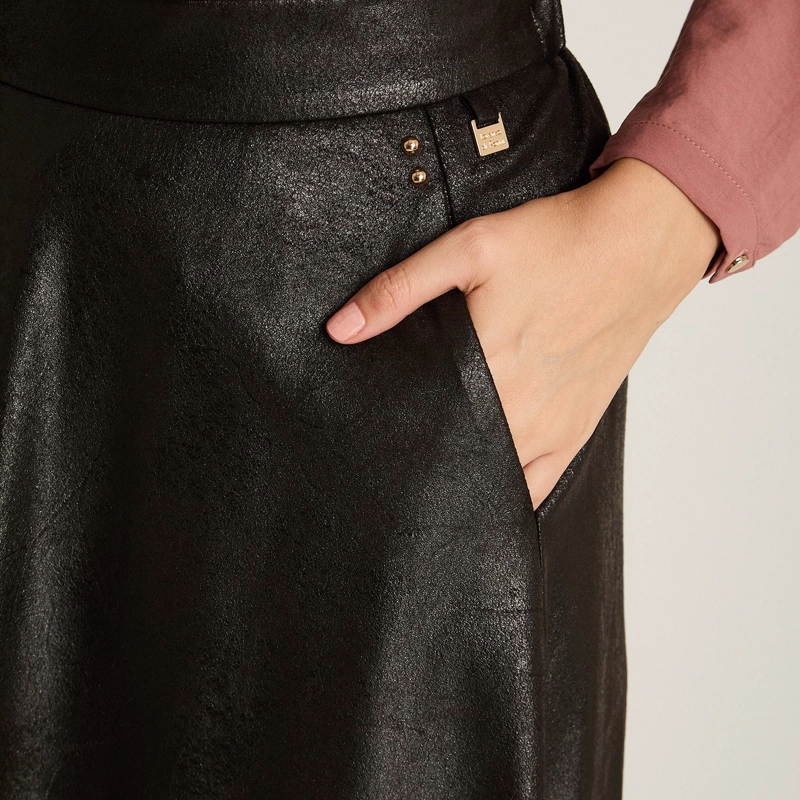FALDA MIDI NEGRA EN SUEDE CON APLICACIONES METALICAS - 3