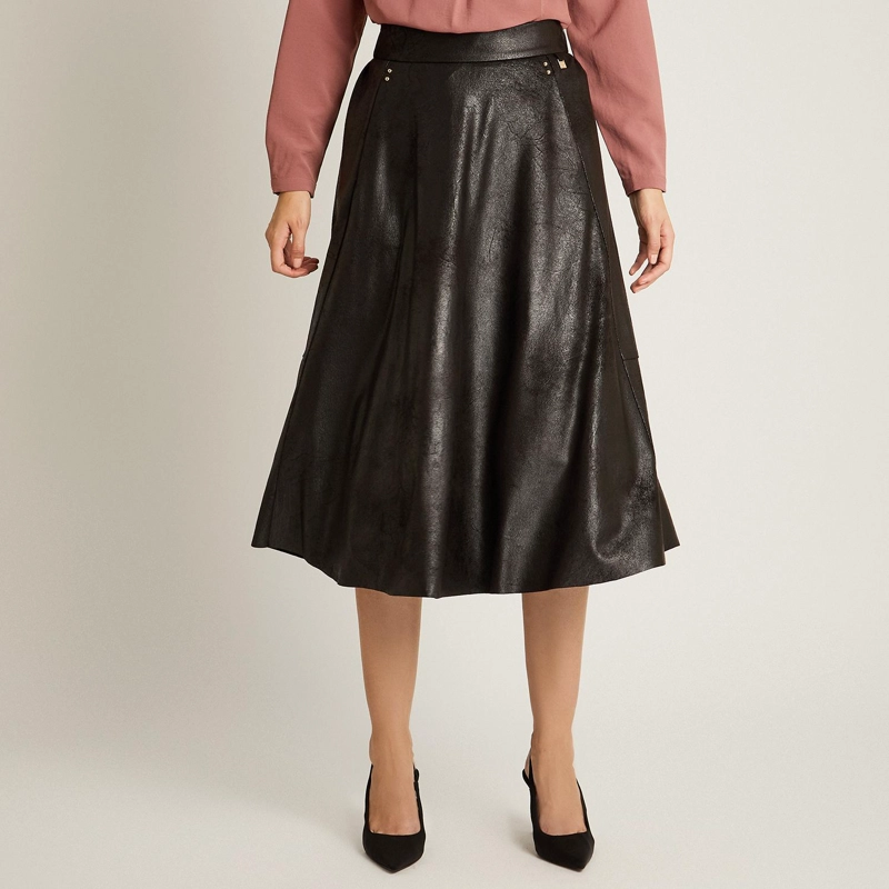 FALDA MIDI NEGRA EN SUEDE CON APLICACIONES METALICAS - 4
