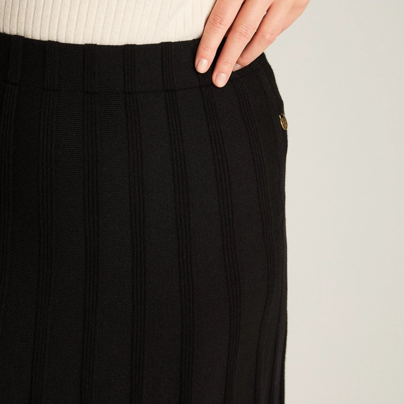 FALDA MIDI NEGRA CON PLIEGUES EN TEJIDO - 3
