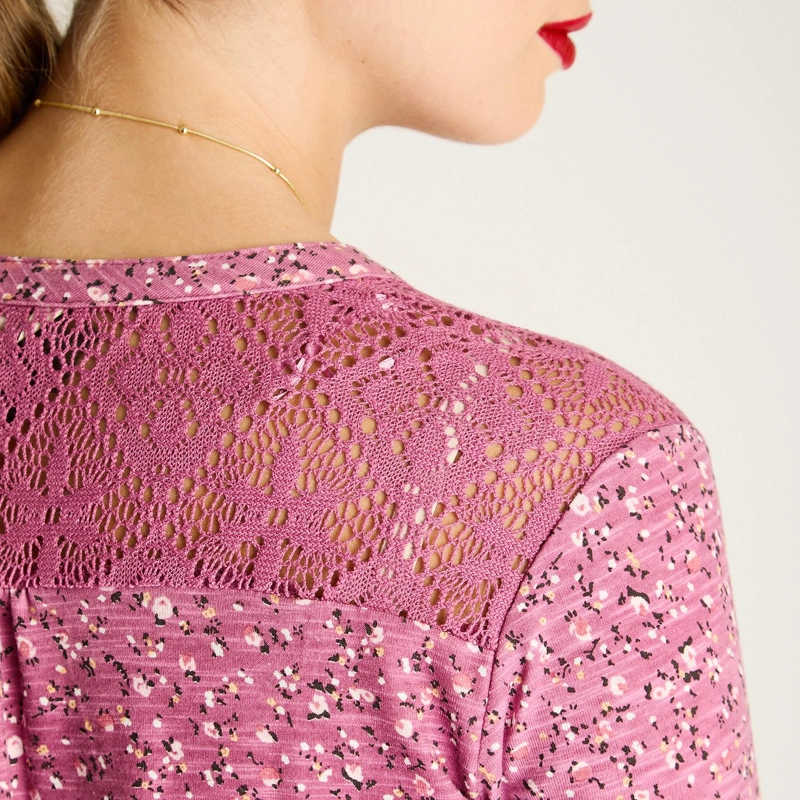POLERA MORADO ESTAMPADA CON DETALLE DE MACRAME - 2