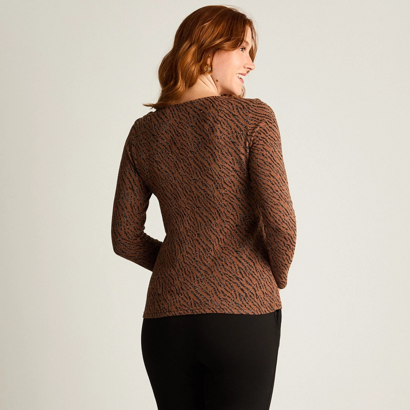 POLERA CAMEL DE LANILLA CON LUREX Y DETALLE EN ESCOTE - 2