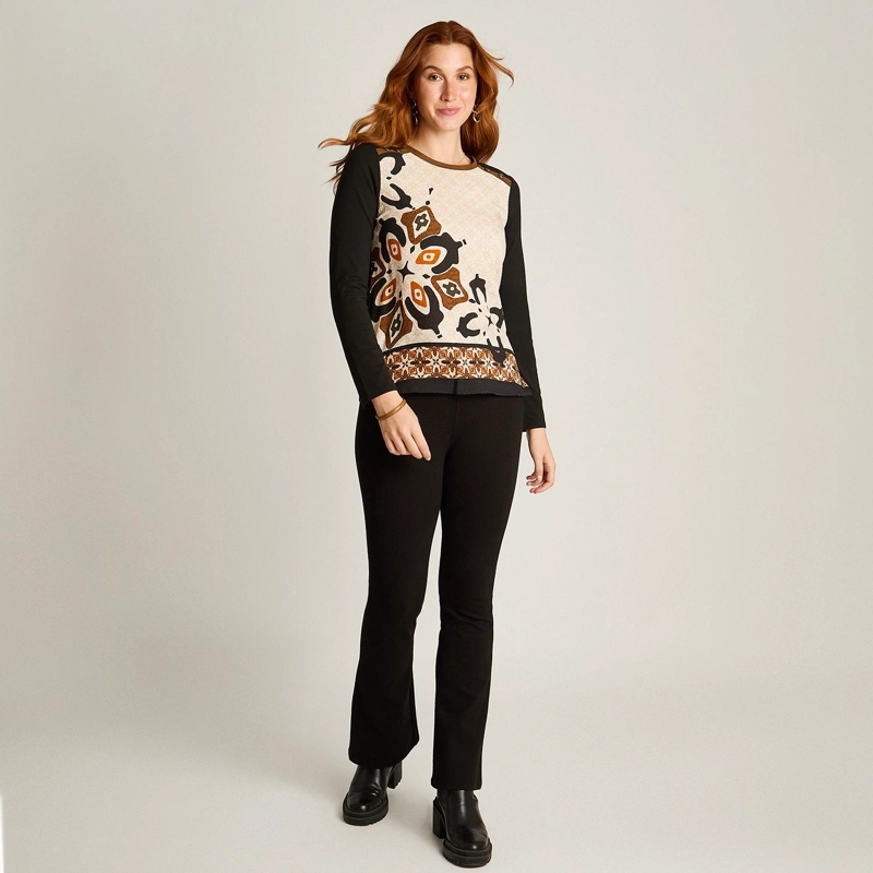POLERA NEGRA MANGA LARGA CON ESTAMPADO FRONTAL Y DETALLE DE SUEDE EN ESCOTE - 4