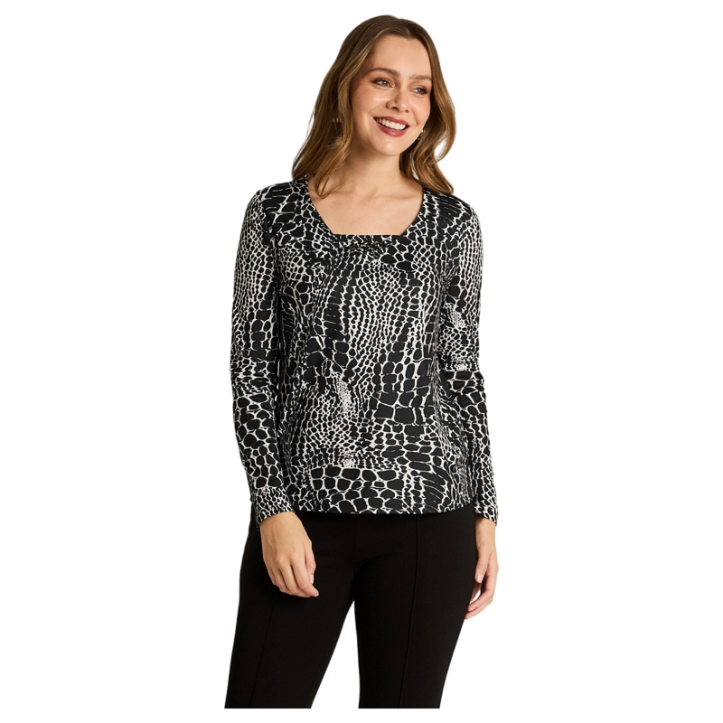 POLERA NEGRA ESTAMPADA ESCOTE V TACTO CALIDO - 1
