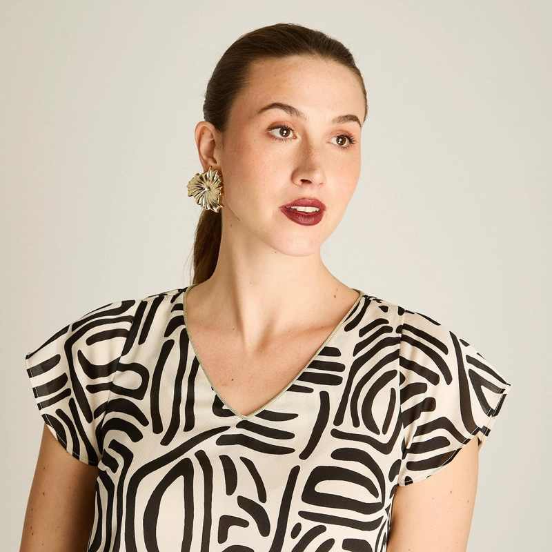 BLUSA ARENA ESTAMPADA CON ESCOTE EN V Y MANGA CORTA - 3