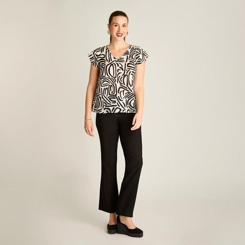 BLUSA ARENA ESTAMPADA CON ESCOTE EN V Y MANGA CORTA - 4