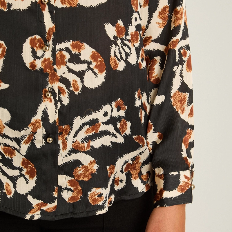 BLUSA CAMISERA NEGRA CON ESTAMPADO FLORAL Y MANGA LARGA - 3
