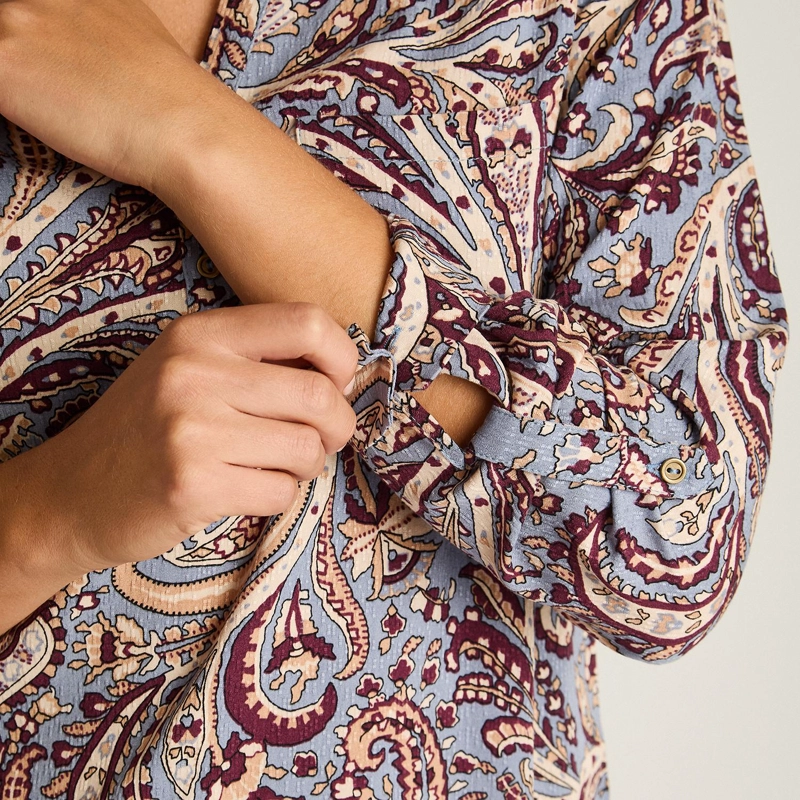 BLUSA AZUL CON ESTAMPADO FLORAL Y MANGA ROLL UP - 3