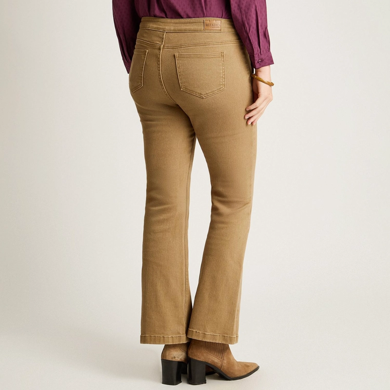 JEANS CAMEL CORTE FLARE CON BOTONES DORADOS EN BOLSILLOS - 2
