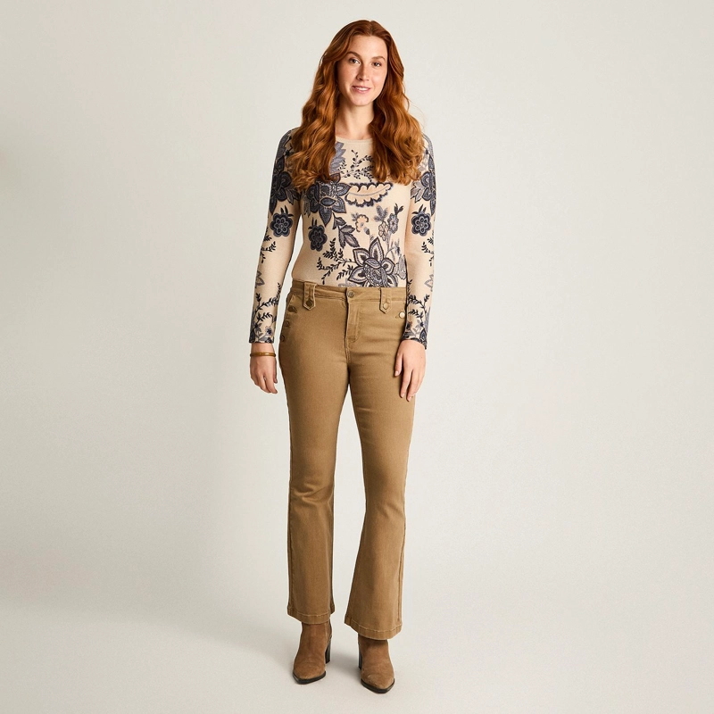 JEANS CAMEL CORTE FLARE CON BOTONES DORADOS EN BOLSILLOS - 4
