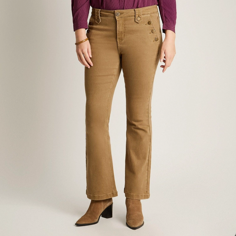 JEANS CAMEL CORTE FLARE CON BOTONES DORADOS EN BOLSILLOS - 5