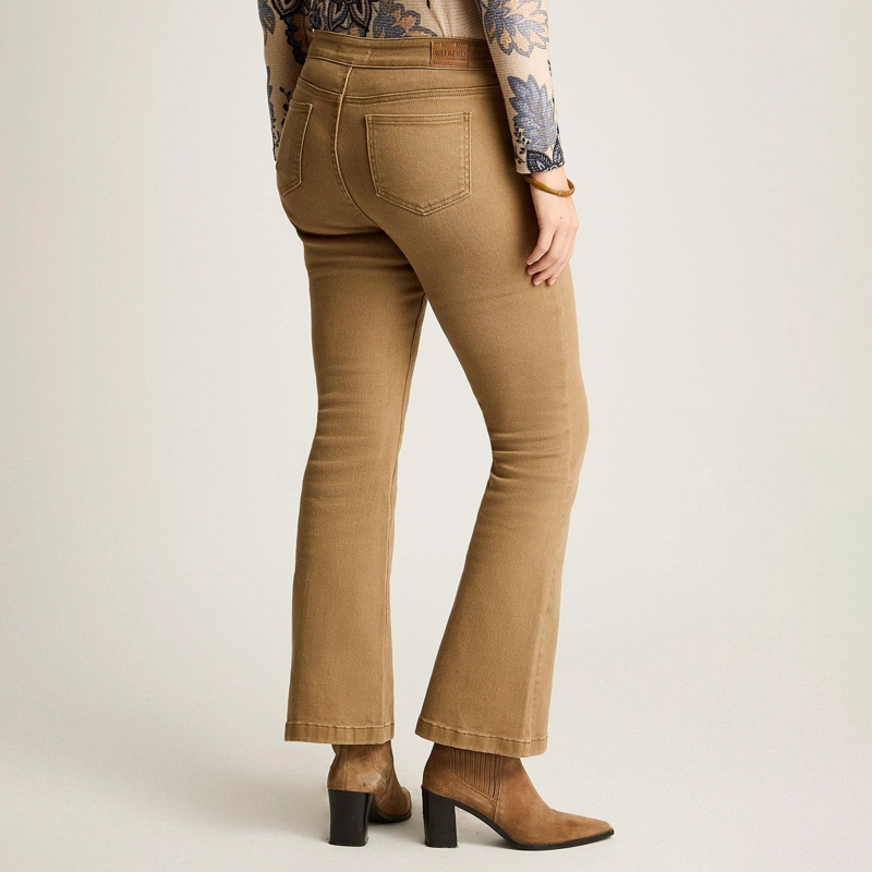 JEANS CAMEL CORTE FLARE CON BOTONES DORADOS EN BOLSILLOS - 7