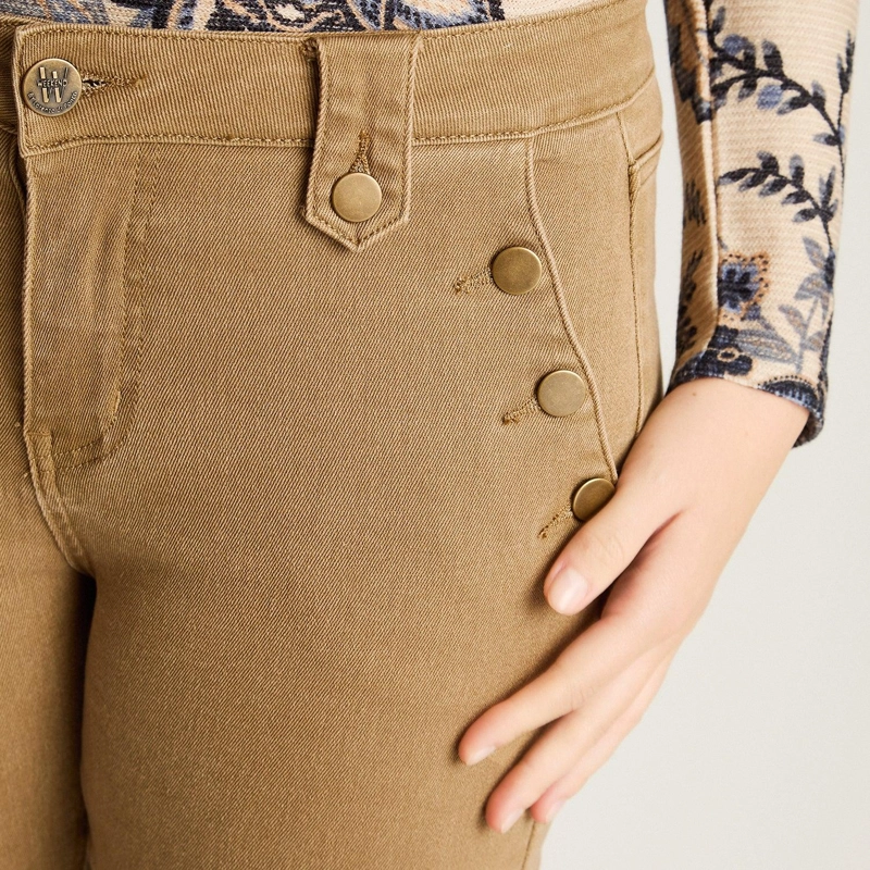 JEANS CAMEL CORTE FLARE CON BOTONES DORADOS EN BOLSILLOS - 8