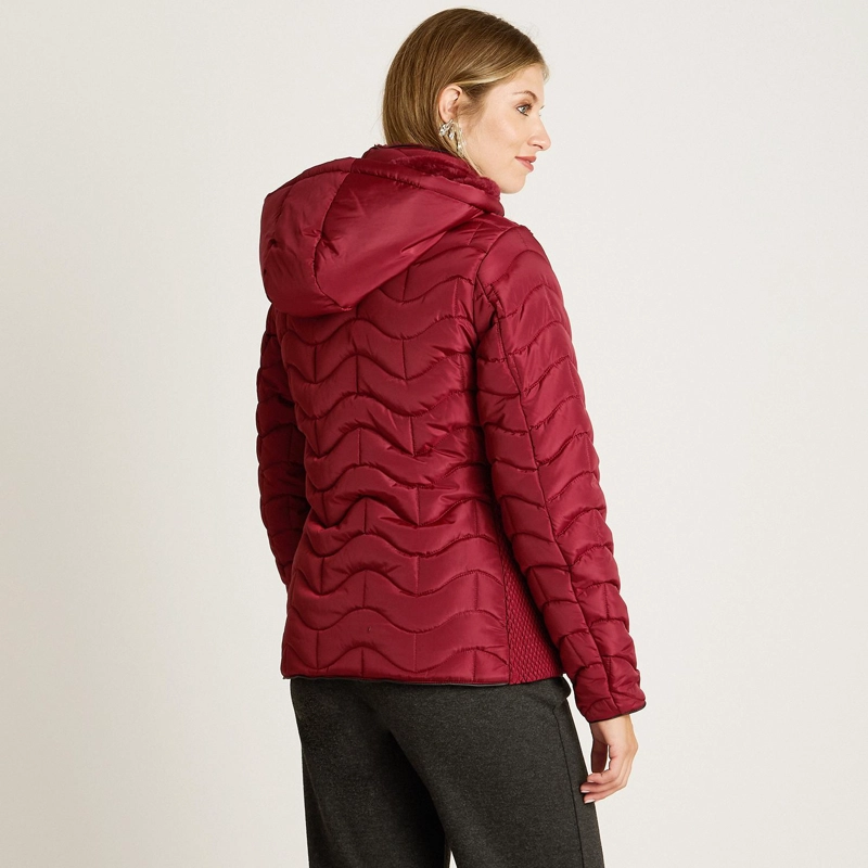 PARKA CORTA ROJA CON DISEÑO QUILTED FORRO Y GORRO - 2