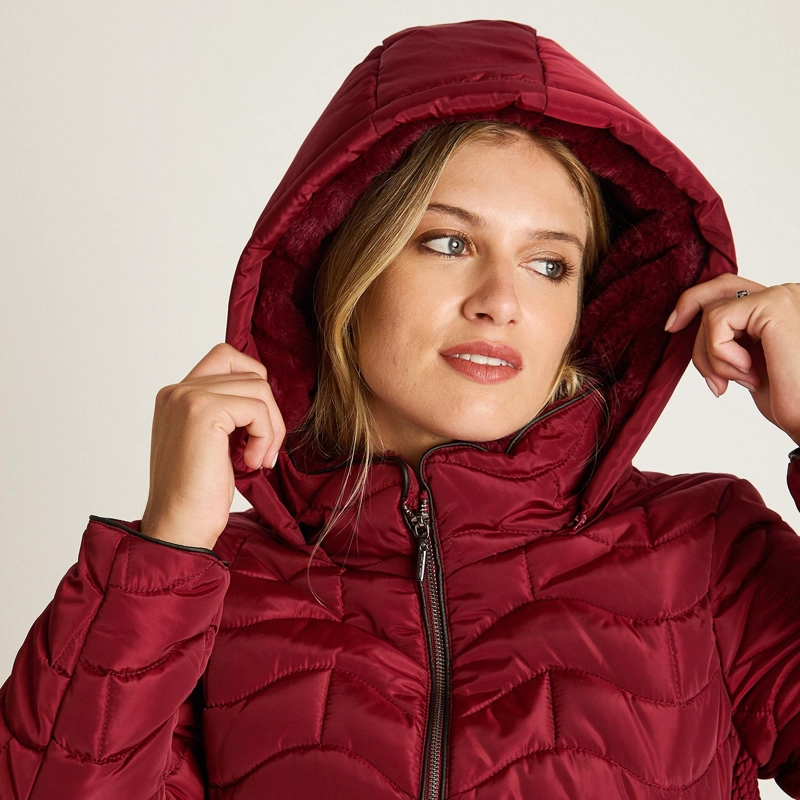 PARKA CORTA ROJA CON DISEÑO QUILTED FORRO Y GORRO - 3