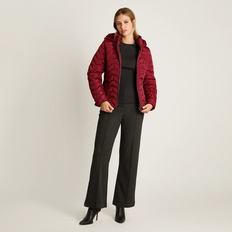 PARKA CORTA ROJA CON DISEÑO QUILTED FORRO Y GORRO - 4